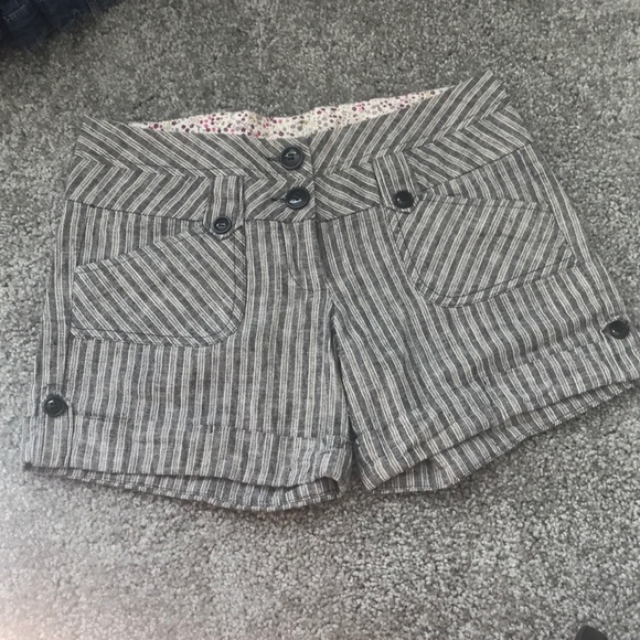 Daytrip Pants - Grey and beige striped shorts